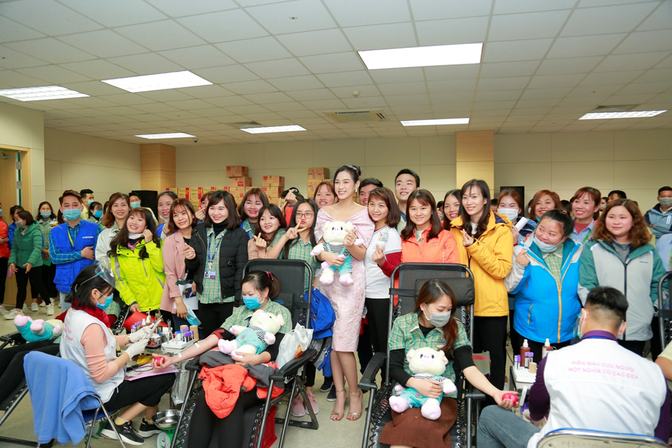 Hoa hậu Đỗ Thị Hà chụp ảnh lưu niệm cùng các tình nguyện viên tham gia hiến máu thuộc Samsung Electronics Việt Nam - Thái Nguyên tại Chủ nhật Đỏ 2021.