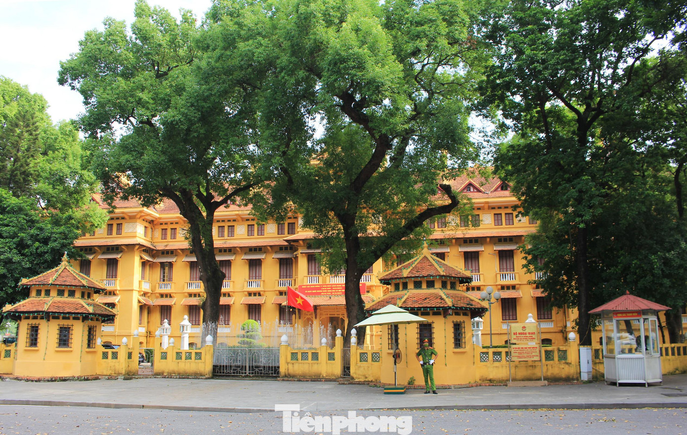 Công trình được kiến trúc sư Ernest Hebrard thiết kế năm 1924, khởi công xây dựng năm 1925 và hoàn thành năm 1928, theo Đồ án Quy hoạch chi tiết khu trung tâm hành chính, chính trị Đông Dương.