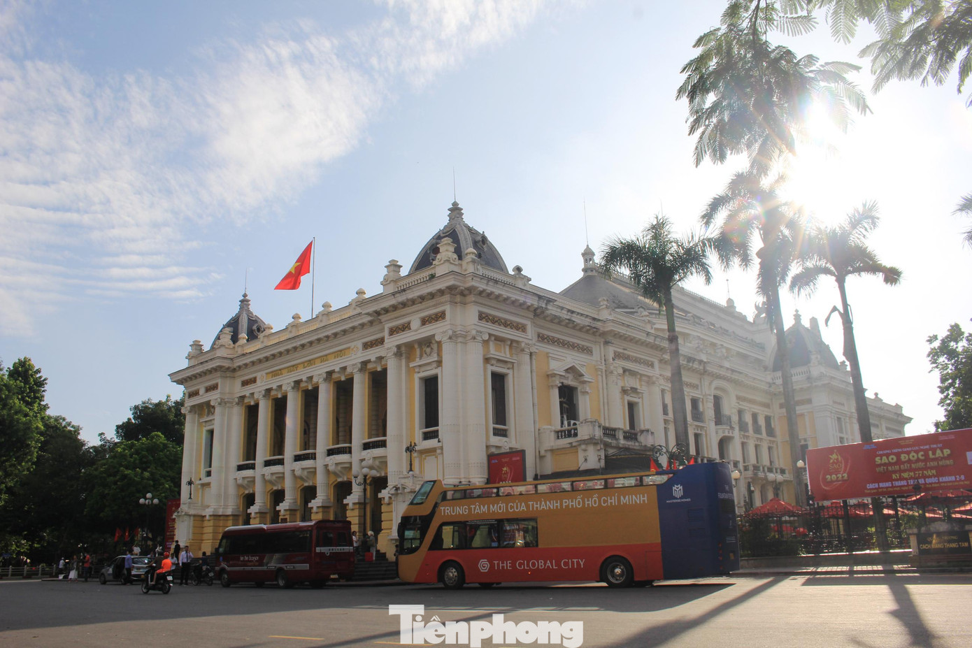 Một biểu tượng kiến trúc tại Hà Nội thu hút du khách đến thăm quan trong dịp lễ này chính là Nhà Hát Lớn, xây dựng năm 1901 và hoàn thành năm 1911. Công trình này thiết kế theo mẫu Nhà hát Opéra Garnier ở Paris, mang dáng vẻ Tân cổ điển Pháp.