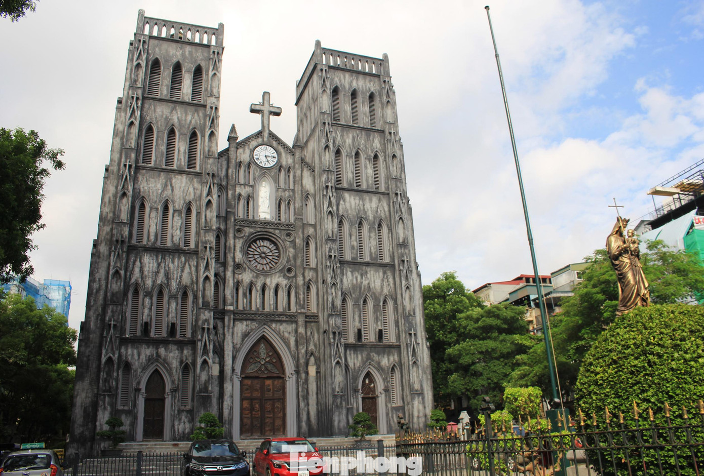 Một địa điểm không thể bỏ qua trong hành trình khám phá Hà Nội trong dịp Quốc khánh đó là Nhà Thờ Lớn Hà Nội, tại số 40 phố Nhà Chung, xây dựng từ năm 1884 -1888, theo phong cách kiến trúc Gothic trung cổ châu Âu.