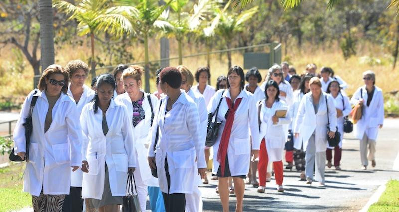 Cuba cung cấp chương trình giáo dục miễn phí bao gồm toàn bộ học phí, sách giáo khoa, chỗ ở, ăn uống và một khoản trợ cấp cho 35.000 bác sĩ đến từ khoảng 140 quốc gia. (Ảnh: Studybroad365)