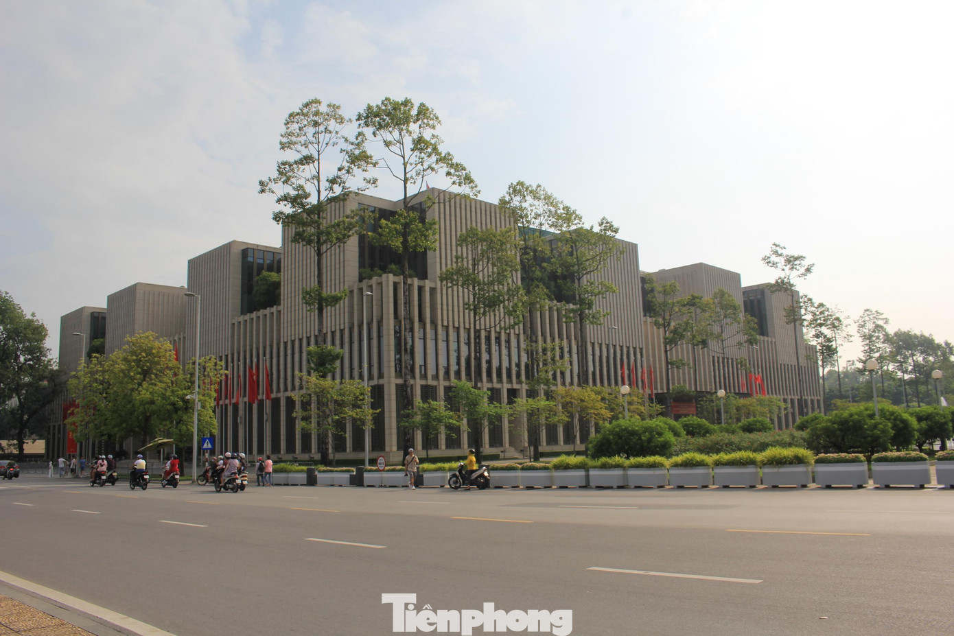 Đây là công trình công sở có quy mô lớn với kiến trúc hiện đại tích hợp các giải pháp ứng dụng công nghệ, thiết bị tiên tiến.