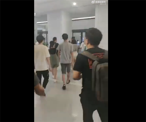 Một số hình ảnh tại vụ cháy. (Ảnh: Weibo)