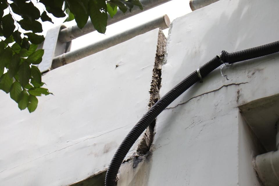 Vết nứt xuất hiện ở nhiều dầm, thành cầu và một số vết kéo dài ở khu vực đáy dầm.