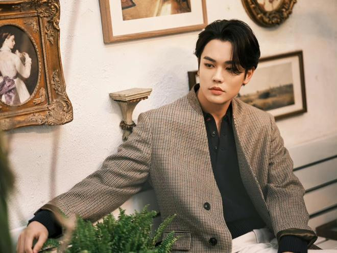 Lâm Ngạn Tuấn bị người hâm mộ quay lưng. Ảnh: Sina. Lâm Ngạn Tuấn bị người hâm mộ quay lưng. Ảnh: Sina.