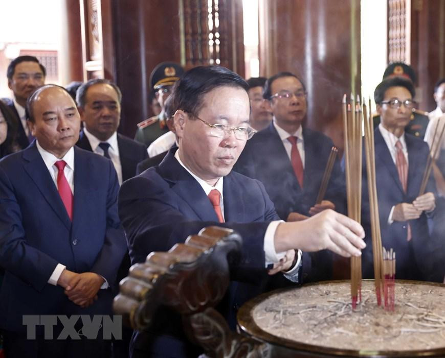 Thường trực Ban Bí thư Võ Văn Thưởng dâng hương tưởng niệm Chủ tịch Hồ Chí Minh. (Ảnh: Thống Nhất/TTXVN)