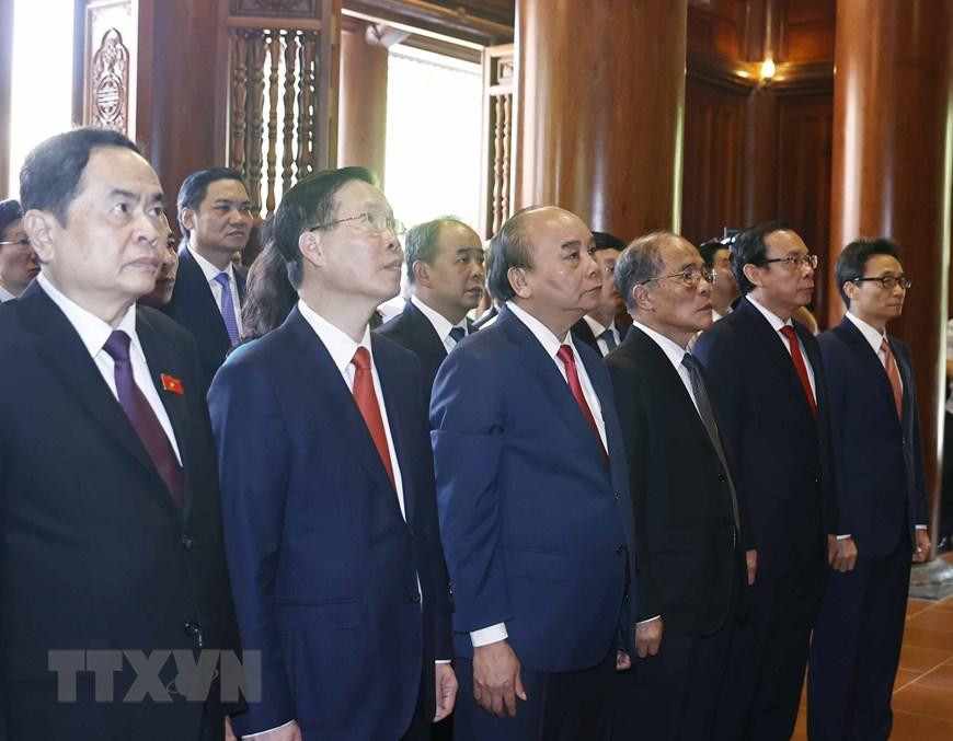 Hình ảnh Chủ tịch nước Nguyễn Xuân Phúc cùng các lãnh đạo, nguyên lãnh đạo Đảng, Nhà nước dâng hương tưởng niệm Chủ tịch Hồ Chí Minh tại Khu Di tích quốc gia đặc biệt Kim Liên. (Ảnh: Thống Nhất/TTXVN)
