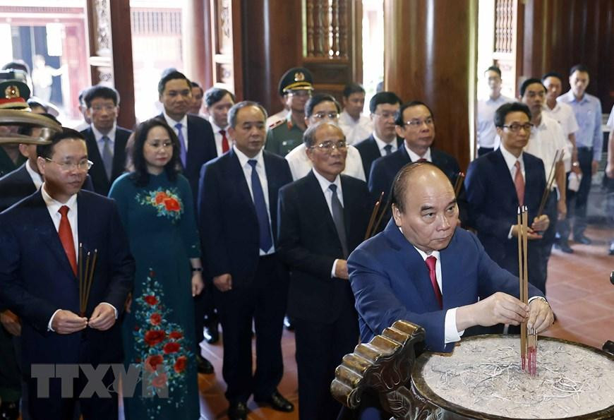 Trong chương trình công tác tại tỉnh Nghệ An, sáng 6/9, Chủ tịch nước Nguyễn Xuân Phúc cùng các lãnh đạo, nguyên lãnh đạo Đảng, Nhà nước đến dâng hương, hoa tưởng niệm Chủ tịch Hồ Chí Minh tại Khu Di tích quốc gia đặc biệt Kim Liên, huyện Nam Đàn. (Ảnh: Thống Nhất/TTXVN)