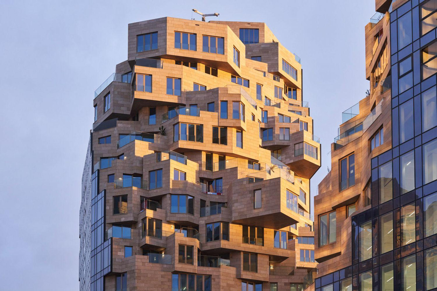 Mặt tiền bằng đá lởm chởm khác thường của dự án được tạo ra bằng cách sử dụng một công cụ tham số chuyên biệt được phát triển với sự hợp tác của chuyên gia kỹ thuật Arup. Nhờ vậy, tòa nhà có vẻ ngoài cheo leo và nhô lên như bề mặt núi đá khiến cho các căn hộ có diện mạo độc đáo và riêng biệt.