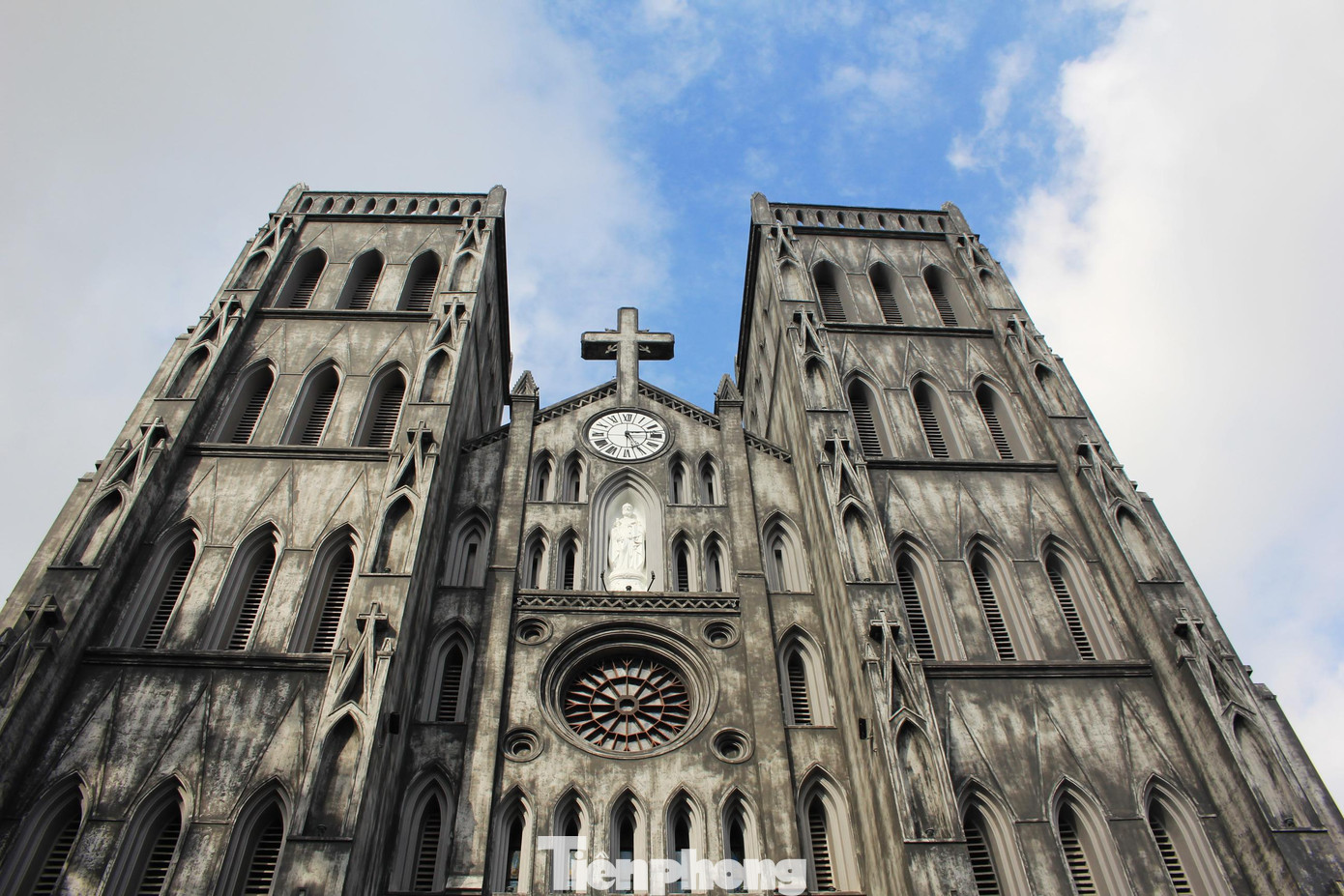 Được biết, đây là nhà thờ cổ nhất Hà Nội, là công trình tiêu biểu của kiến trúc Gothic ở Việt Nam, bên trong Nhà thờ được thiết kế với những ô cửa kính cao nhiều màu sắc và mái vòm cao, xung quanh là những bức tranh về Chúa Giêsu Kitô.