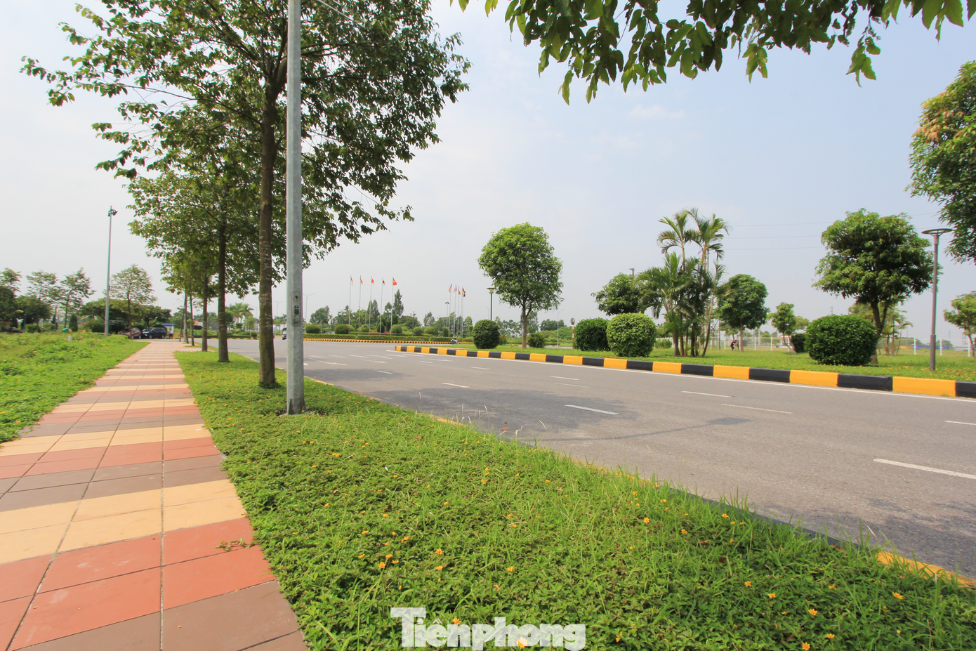 Đặc biệt, việc vỉa hè trong KCN được lát gạch, gốm sáng màu – một trong những sản phẩm đặc trưng của Viglacera đã khiến nơi đây được mệnh danh là “một trong những khu công nghiệp nên thơ” nhất nhì miền Bắc.