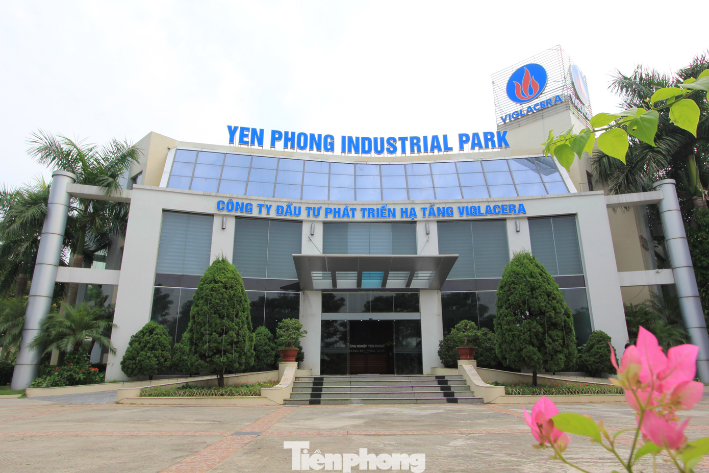 KCN Yên Phong I (Yên Trung, Yên Phong, Bắc Ninh) do Tổng Công ty Thủy tinh và gốm xây dựng (Viglacera) làm chủ đầu tư có tổng diện tích 658,7ha, được chia làm 2 giai đoạn, trong đó giai đoạn 1 có diện tích 344,8 ha, khởi công từ năm 2005.