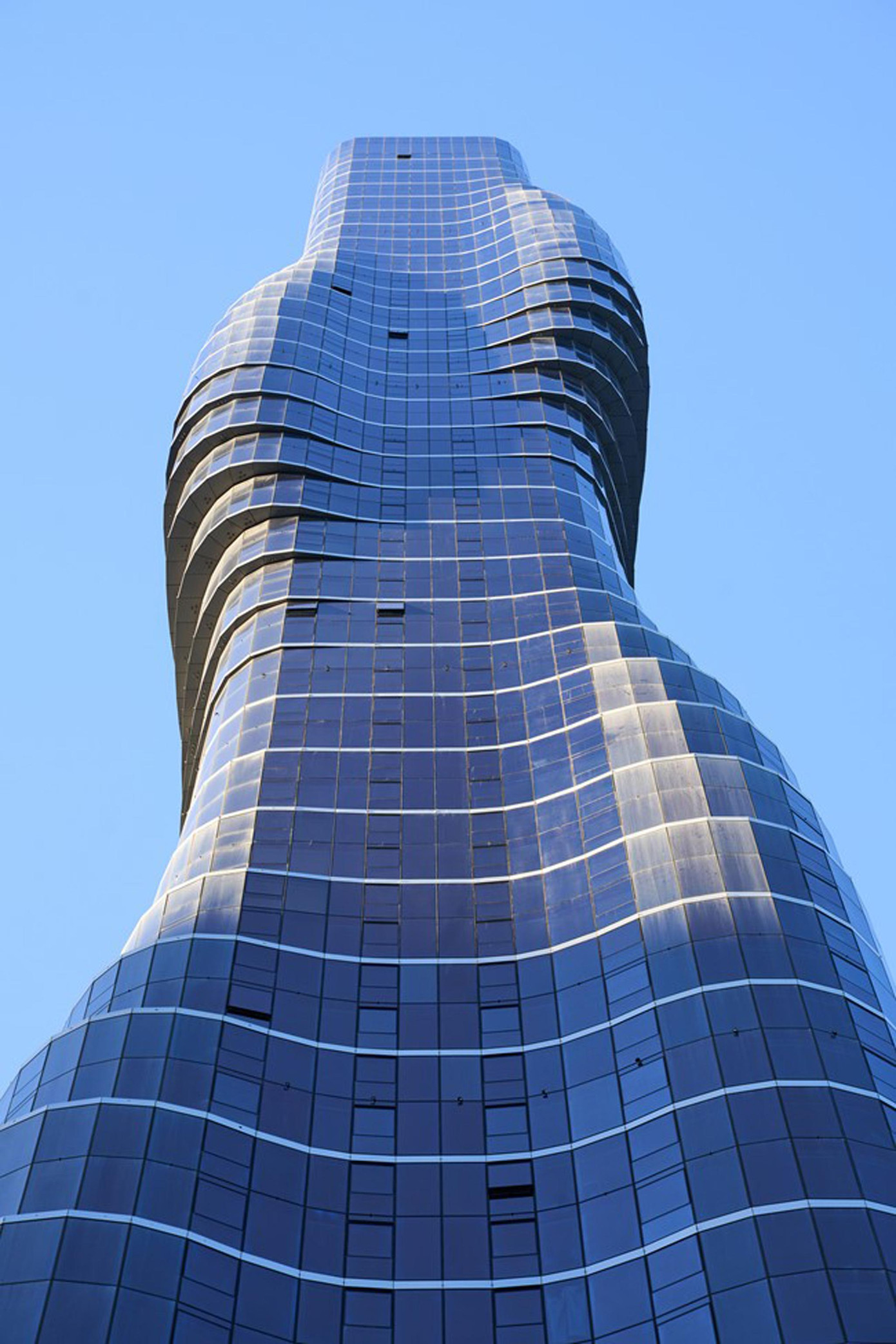Thứ 7 là Premier Tower (Melbourne, Australia). Tháp cao 246m với 78 tầng, được lấy cảm hứng từ MV Ghost của Beyonce và được kỳ vọng là một trong những điểm nhấn trên đường chân trời của thành phố Melbourne.