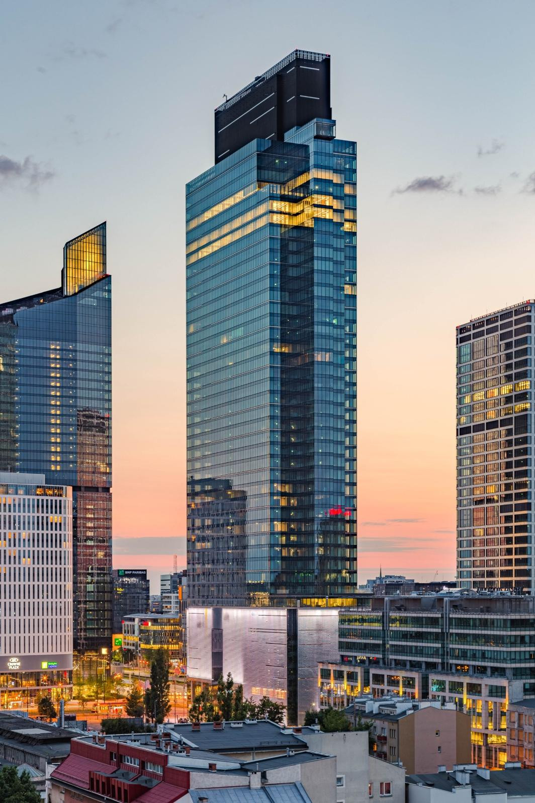 Thứ 6 là Warsaw UNIT (Warszawa, Ba Lan). Tòa nhà cao 203m và có 46 tầng này được bao phủ bởi hàng nghìn tấm kính ghép lại với nhau ở mặt tiền.