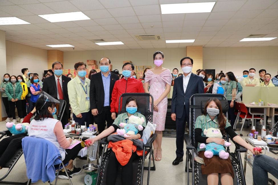 Ban Tổ chức Chủ nhật Đỏ 2021 chụp ảnh lưu niệm cùng các tình nguyện viên tham gia hiến máu tại Samsung Electronics Việt Nam - Thái Nguyên.