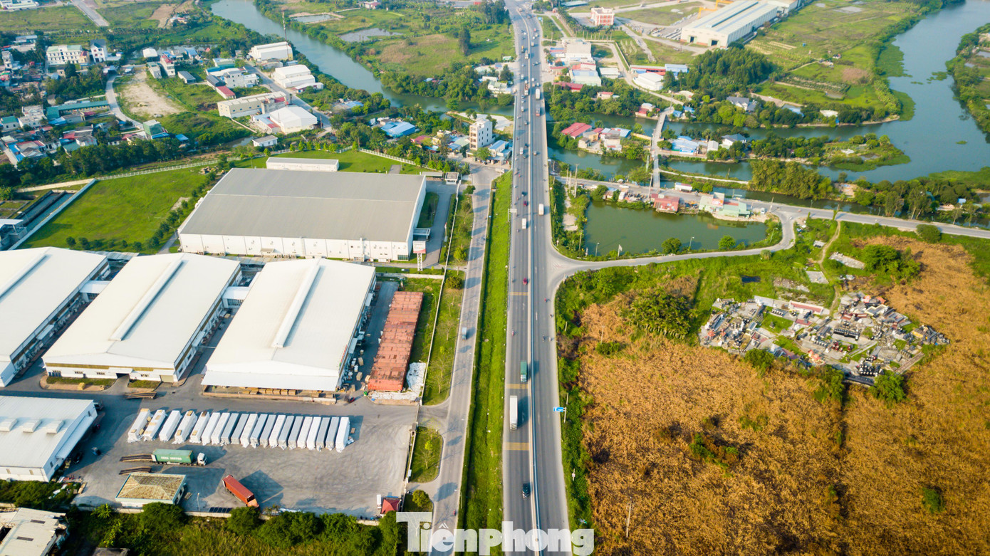 Chi phí đền bù cộng với giá đất ở Việt Nam đã tăng lên rất nhiều trong thời gian gần đây, gây thách thức đối với các chủ đầu tư muốn thành lập các KCN mới hoặc chuyển đổi mục đích sử dụng đất nông nghiệp sang công nghiệp.