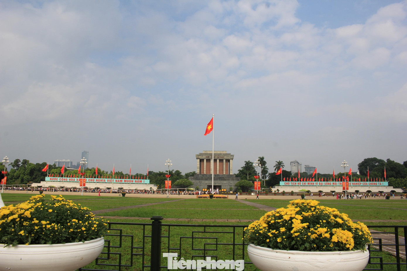 Trong dịp nghỉ lễ Quốc khánh năm nay, Lăng Chủ tịch Hồ Chí Minh tại Ba Đình Hà Nội là một trong những địa điểm thu hút nhiều du khách đến viếng thăm nhất.