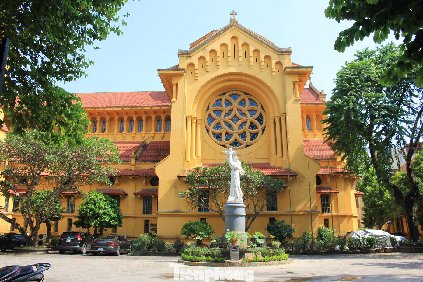 Ngay cạnh di tích Cửa Bắc là Nhà thờ Cửa Bắc vô cùng nổi tiếng của Thủ đô, công trình được xây dựng từ những năm 1925 – 1931 bởi kiến trúc sư người Pháp – Ernest Hébrard. Đây là nhà thờ Công giáo La Mã, thuộc Tổng giáo phận Hà Nội.