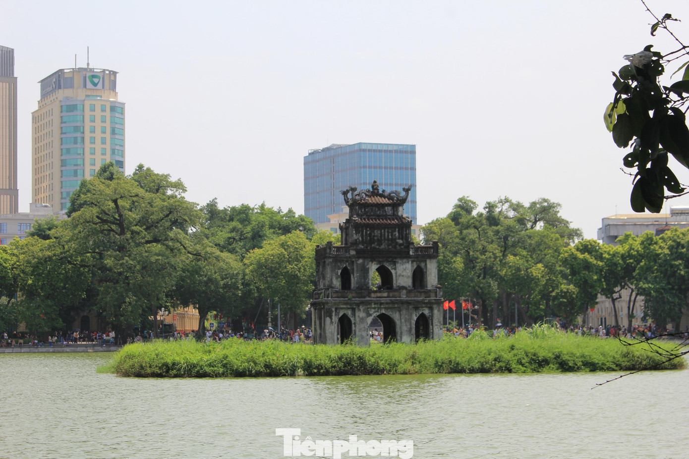 Nằm giữa Hồ Gươm, từ lâu Tháp rùa đã trở thành hình ảnh quen thuộc với người dân Thủ đô nói riêng và người dân Việt Nam nói chung và cũng là địa điểm mà nhiều du khách đến chụp hình kỉ niệm nhất. Theo sử ghi, tên gọi tháp Rùa là vì tháp được xây trên đảo rùa - gò đất nhỏ nổi lên giữa hồ, nơi rùa Hồ Gươm thường lên phơi nắng hay đẻ trứng. Theo ghi chép, Tháp được xây từ thời vua Lê Thánh Tông để làm nơi nhà vua ra câu cá. Kiến trúc Tháp là sự giao thoa giữa phong cách kiến trúc gô-tích của châu Âu kết hợp với phần mái cong giữ quy thức kiến trúc Việt Nam.