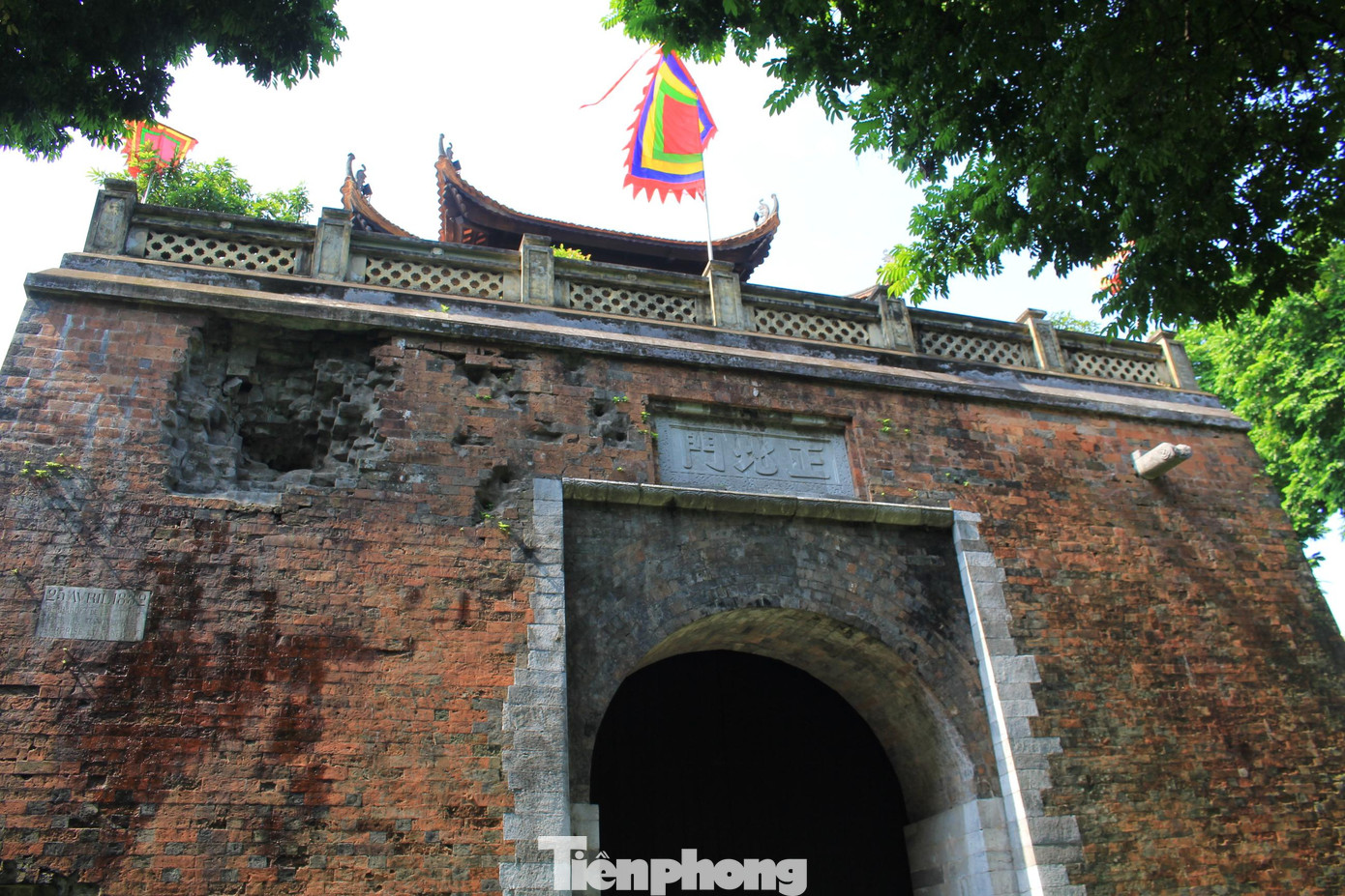 Phần lầu được dựng bằng khung gỗ theo lối chồng diêm tám mái, lợp ngói ta, trổ cửa ra bốn hướng. Nước mưa trên vọng lâu được dẫn thoát xuống dưới qua hai ống máng bằng đá.