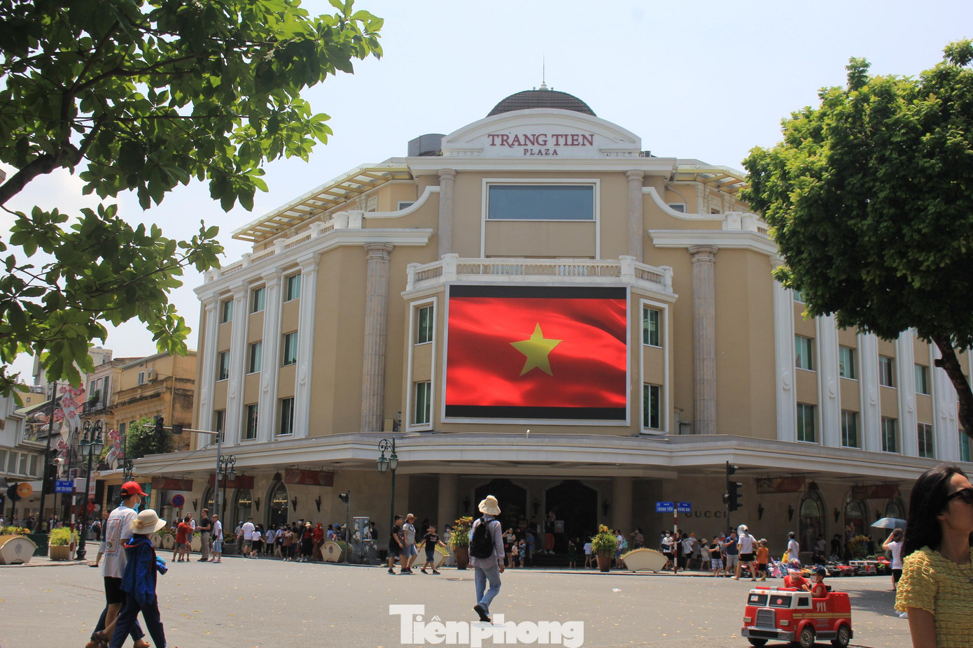 Nhắc đến Hà Nội, nhiều người sẽ nghĩ ngay đến Tràng Tiền Plaza, một trong những trung tâm thương mại lâu đời nhất ở Việt Nam, tọa lạc trên con phố cùng tên trên quận Hoàn Kiếm, rất gần Bưu điện Hà Nội và nhìn ra hồ Hoàn Kiếm.