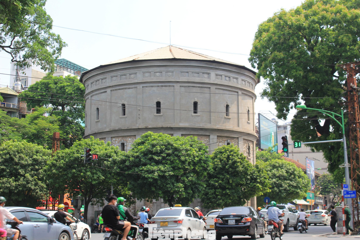 Một công trình biểu trưng khác của Hà Nội chính là Tháp nước Hàng Đậu, nằm ở ngã sáu các phố Hàng Đậu, Hàng Than, Quán Thánh, Phan Đình Phùng, Hàng Cót, Hàng Giấy. Năm 1894, tháp nước được xây dựng bằng đá từ. Tháp trông như một pháo đài gồm ba tầng, hình trụ tròn đường kính 19 m, cao 25m, mái tôn hình chóp nón, xung quanh có những cửa sổ nhỏ như lỗ châu mai.