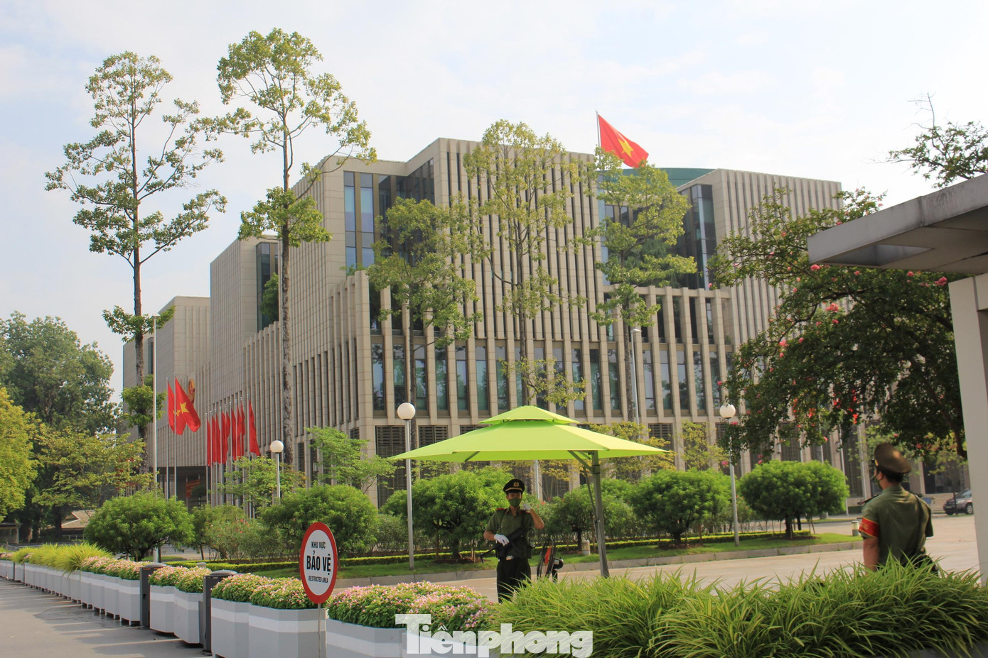 Tòa nhà Quốc hội Việt Nam, hay Hội trường Ba Đình (đường Độc Lập, Ba Đình) mới, là trụ sở làm việc và nơi diễn ra các phiên họp toàn thể của Quốc hội Việt Nam. Công trình được khởi công xây dựng vào năm 2009.