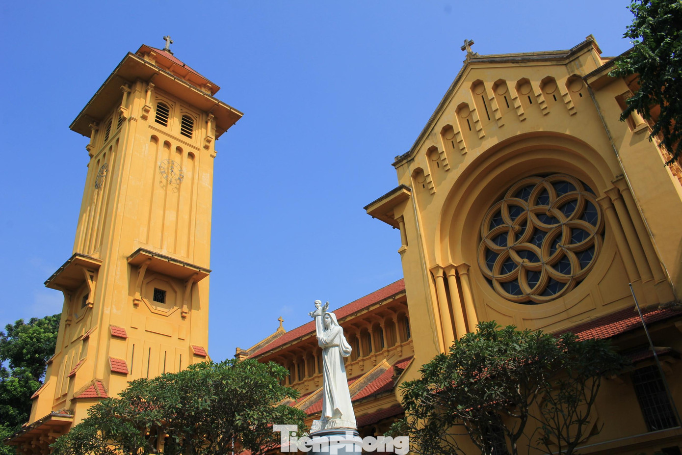 Nhà thờ Cửa Bắc sở hữu nhiều nét độc đáo theo kiểu hình chữ nhật, kết hợp giữa phong cách Á – Âu – phong cách kiến trúc trang nghiêm và cổ kính. Với lối kiến trúc phi đối xứng, hoàn toàn khác biệt so với thiết kế thông thường của các nhà thờ lớn khác trong thời gian này đã đưa Nhà thờ Cửa Bắc trở thành một trong những nhà thờ cổ và đẹp nhất Việt Nam.