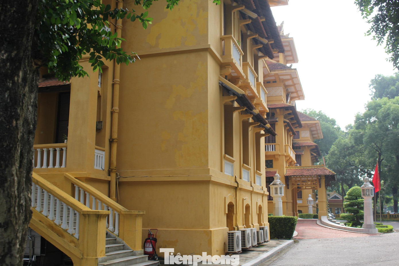 Tòa nhà trụ sở Bộ Ngoại giao, hay còn gọi là tòa nhà trăm mái, nằm trên trục phố Chu Văn An cắt hai đường Điện Biên Phủ và Tôn Thất Đàm. Đây được xem là một trong những tòa nhà có kiến trúc đẹp nhất ở Hà Nội.