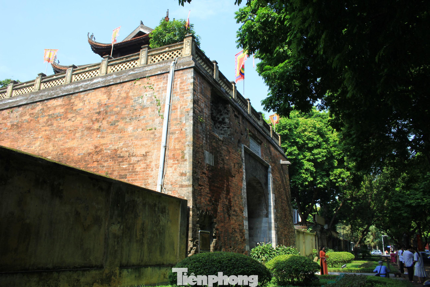 Chính Bắc Môn hay di tích Cửa Bắc nằm trên phố Phan Đình Phùng (Ba Đình) cũng là một trong những địa điểm thu hút nhiều khách du lịch đến chụp ảnh trong Lễ Quốc khánh, công trình được xây dựng năm 1805, là cổng thành duy nhất còn lại của Thành Hà Nội thời Nguyễn.