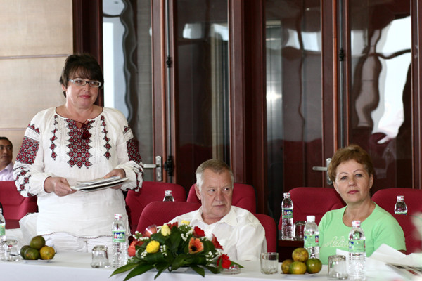 Đại diện của đoàn nhà báo ucraina bà Seyk Olena cũng tặng một số ấn phẩm báo Ucraina tới báo Tiền Phong