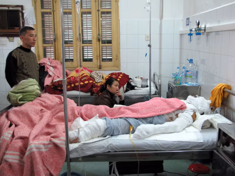 Anh Nguyễn Huy Việt và anh Nguyễn Văn Hoàn (phía trong) đang được điều trị tại Bệnh viện đa khoa Xanh Pôn. Ảnh: Tuấn Nguyễn