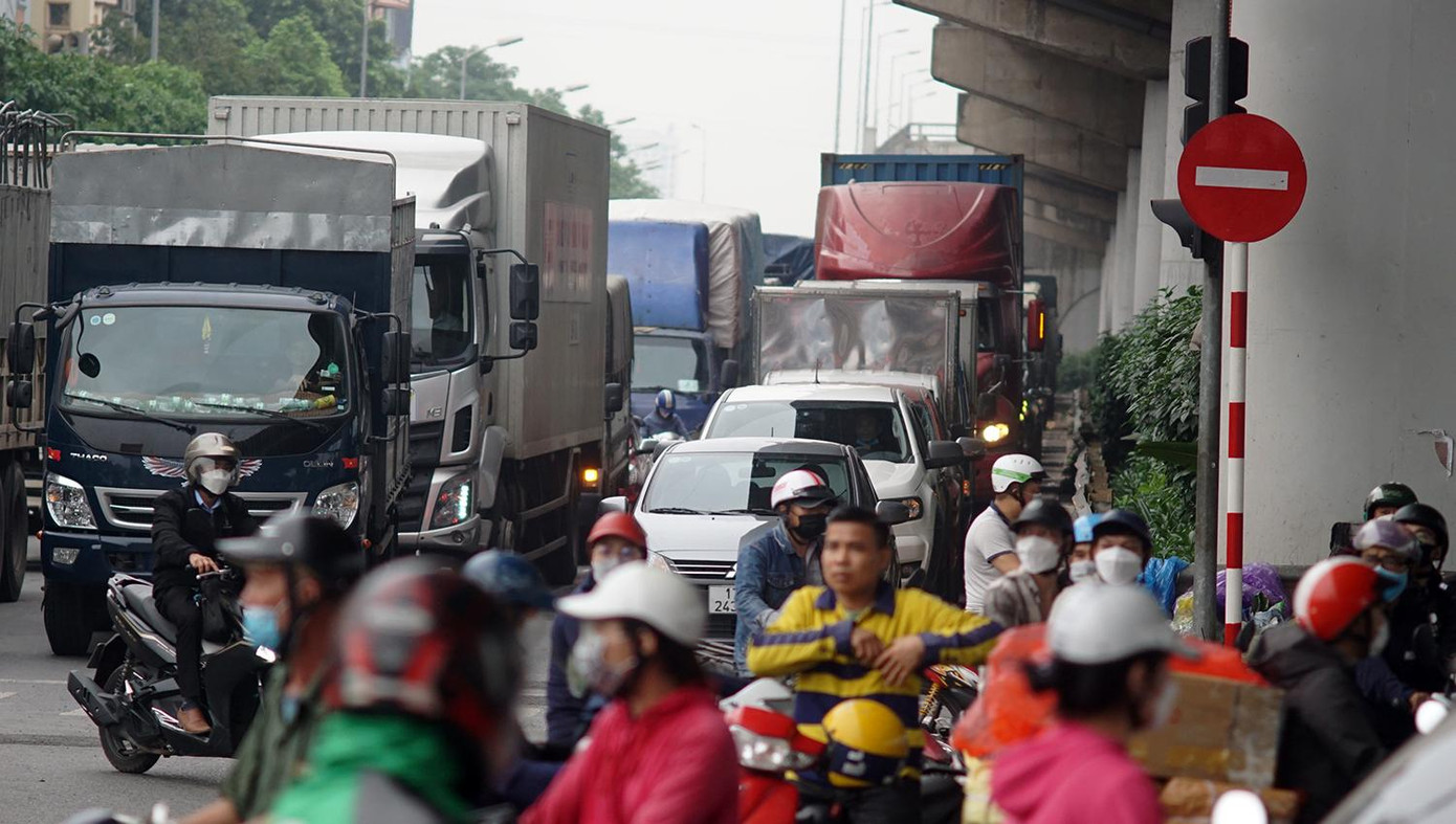 Lượng phương tiện đông dẫn đến xung đột giao thông tại ngã tư. Lượng phương tiện đông dẫn đến xung đột giao thông tại ngã tư.