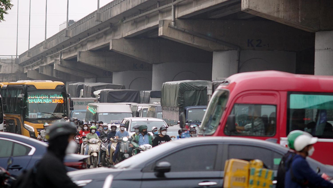 Giao thông tại ngã tư gặp khó khăn. Giao thông tại ngã tư gặp khó khăn.