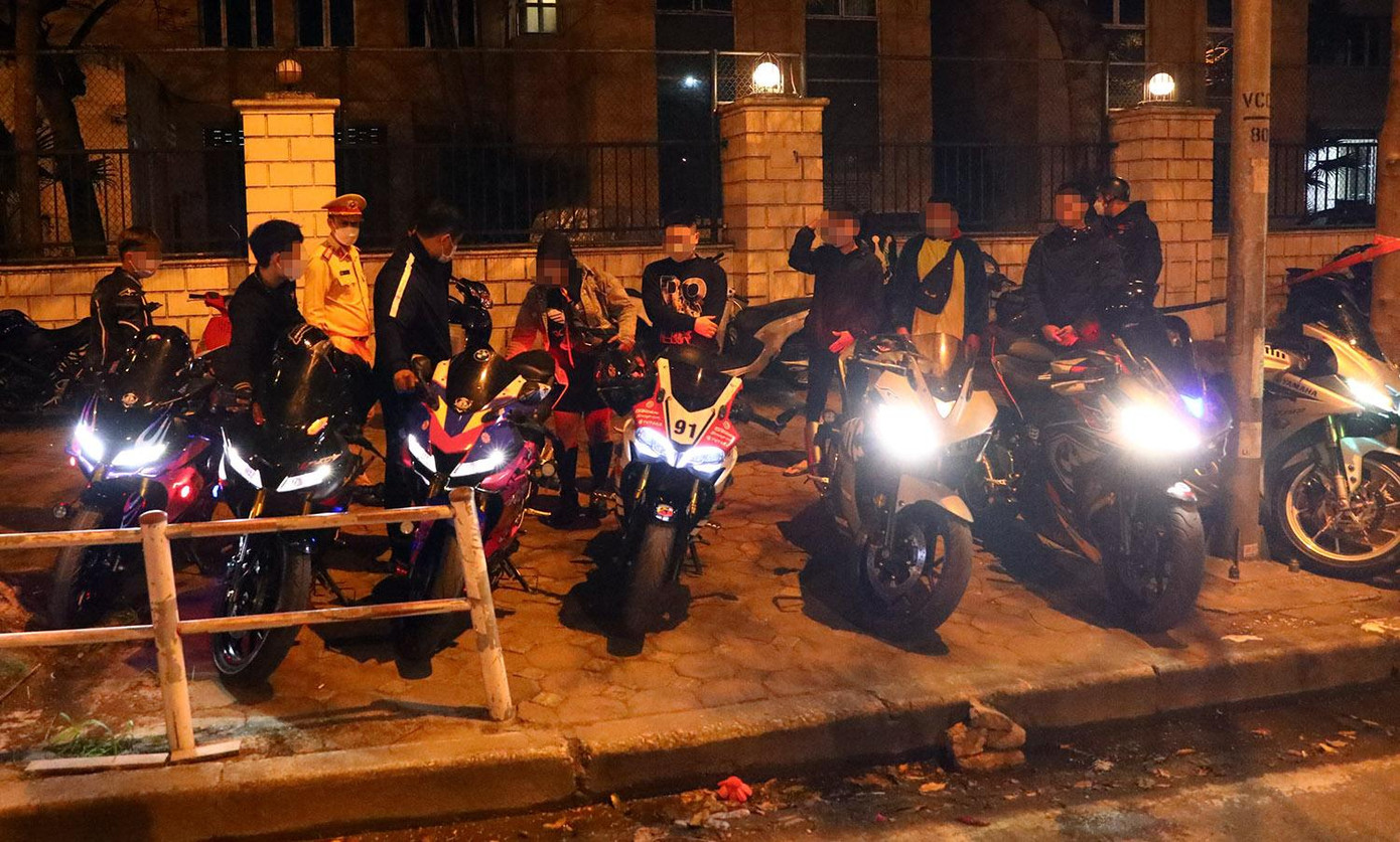 Đoàn xe phân khối lớn bị tổ công tác dừng kiểm tra. Đoàn xe phân khối lớn bị tổ công tác dừng kiểm tra.