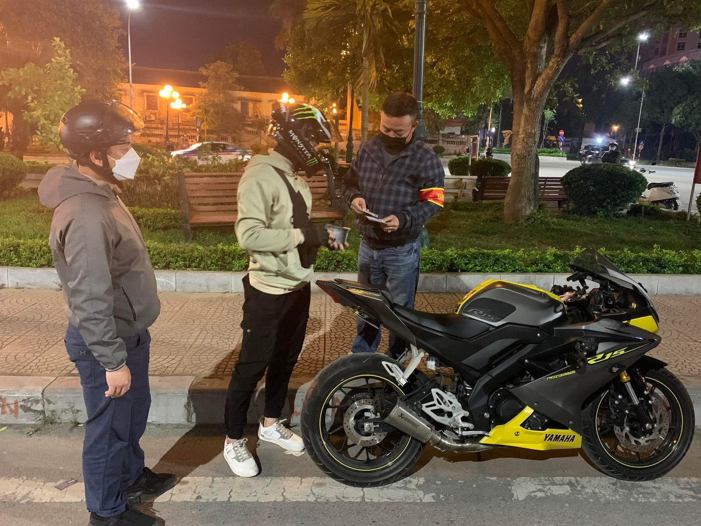 Xe phân khối lớn độ pô trở thành nỗi ám ảnh của người dân ven đường. Xe phân khối lớn độ pô trở thành nỗi ám ảnh của người dân ven đường.