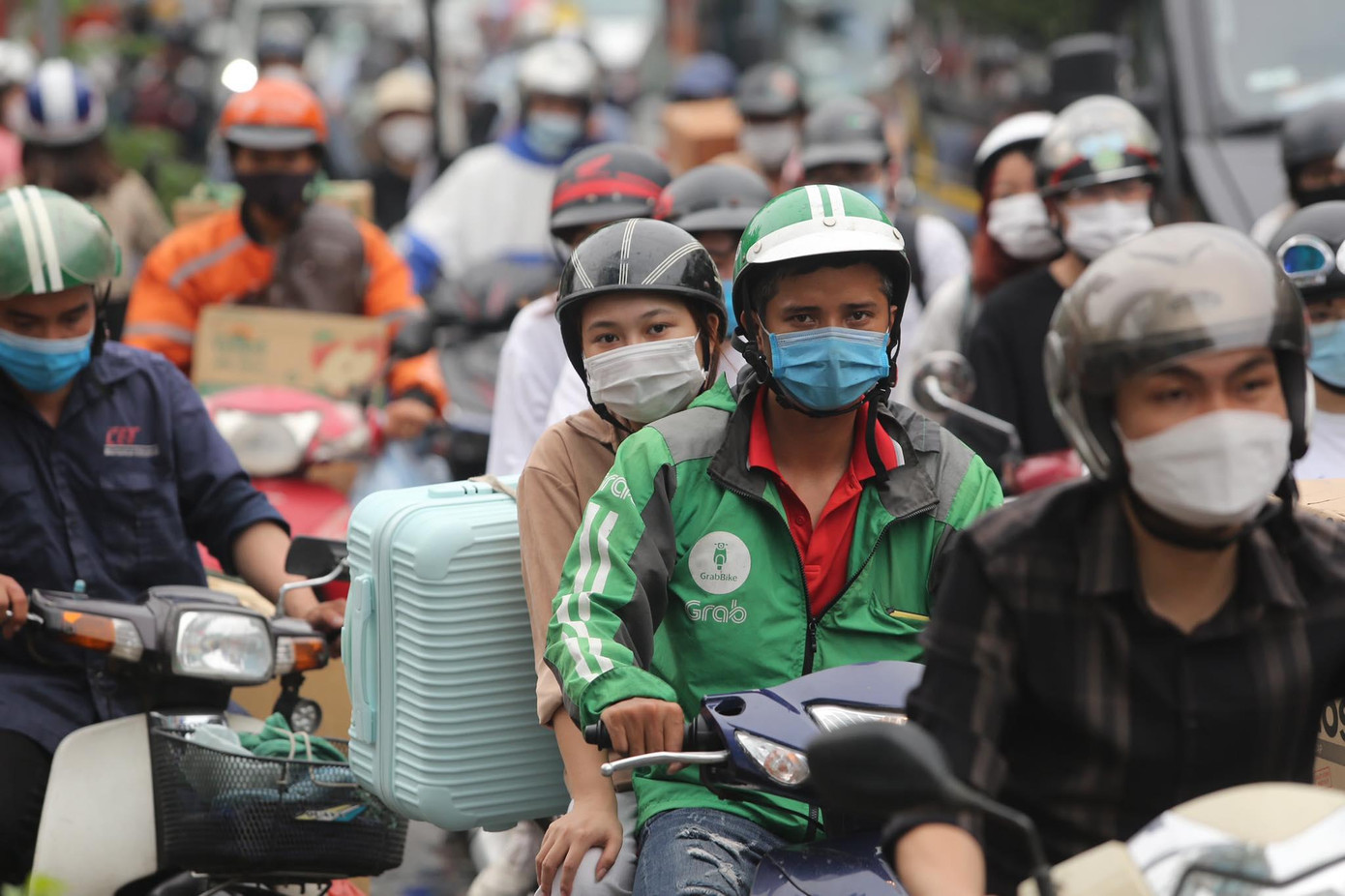 Nhiều người đã rời khỏi thủ đô Hà Nội để về quê, đi du lịch trong đợt nghỉ lễ 30/4-1/5. Nhiều người đã rời khỏi thủ đô Hà Nội để về quê, đi du lịch trong đợt nghỉ lễ 30/4-1/5.