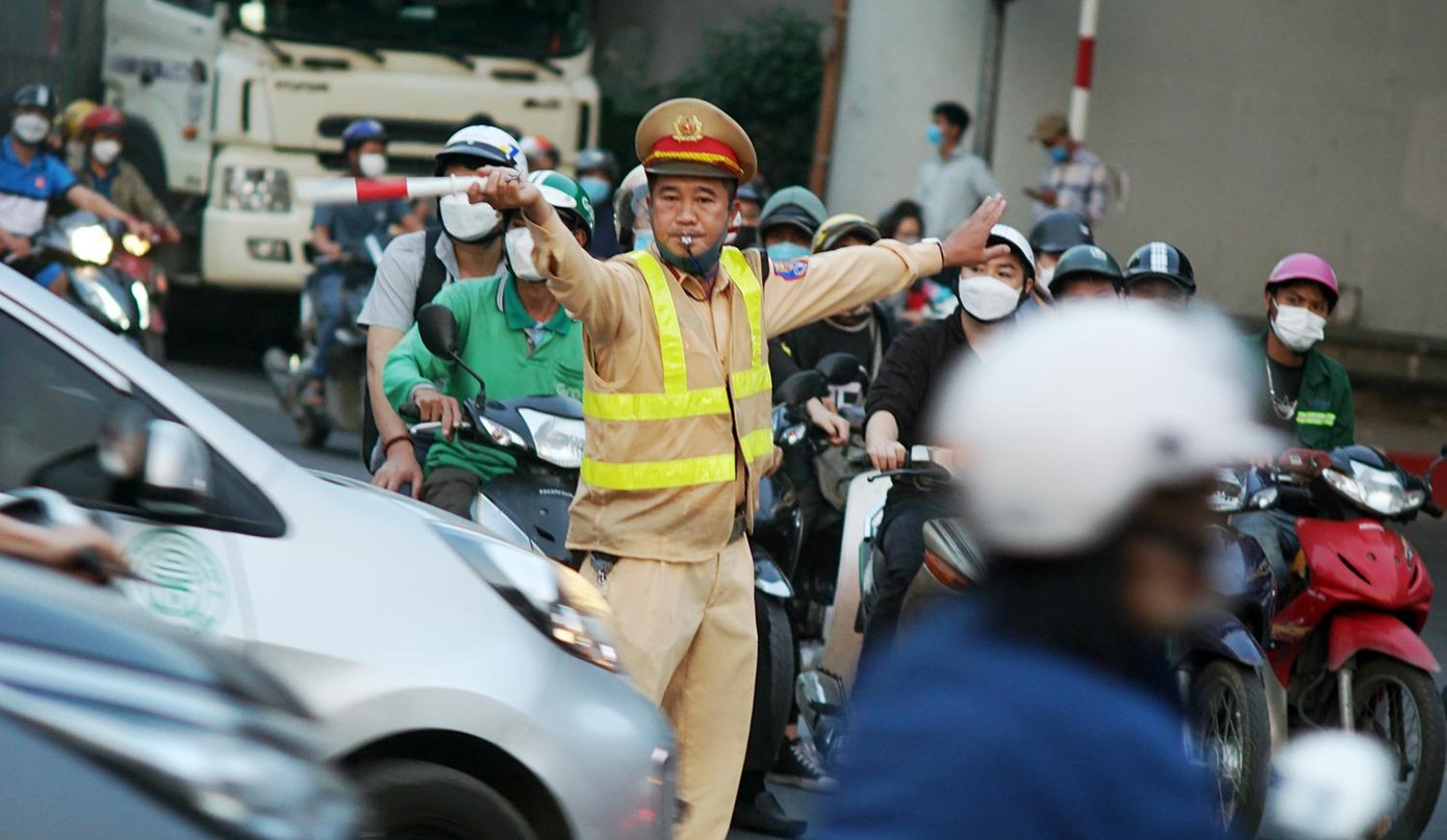 Lực lượng CSGT ứng trực tại tuyến đường phân làn giao thông. Lực lượng CSGT ứng trực tại tuyến đường phân làn giao thông.