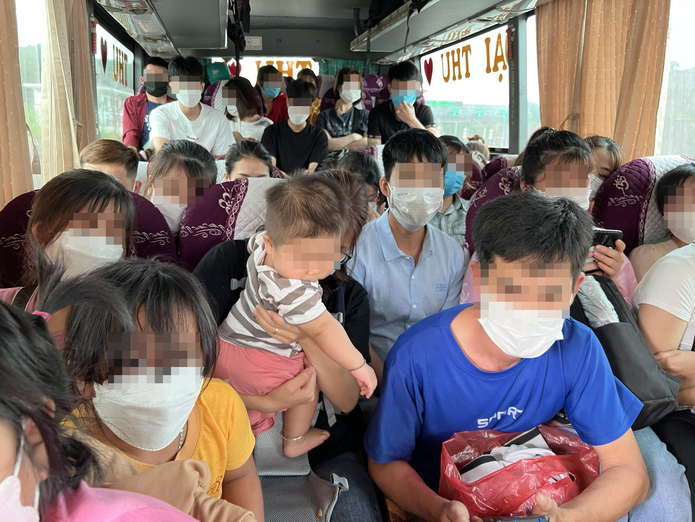 Chiếc xe khách 29 chỗ chở 44 người.