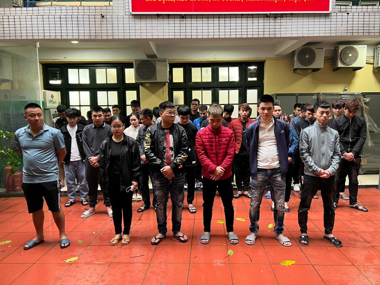 Các đối tượng trong đường dây làm bằng lái xe giả. Các đối tượng trong đường dây làm bằng lái xe giả.