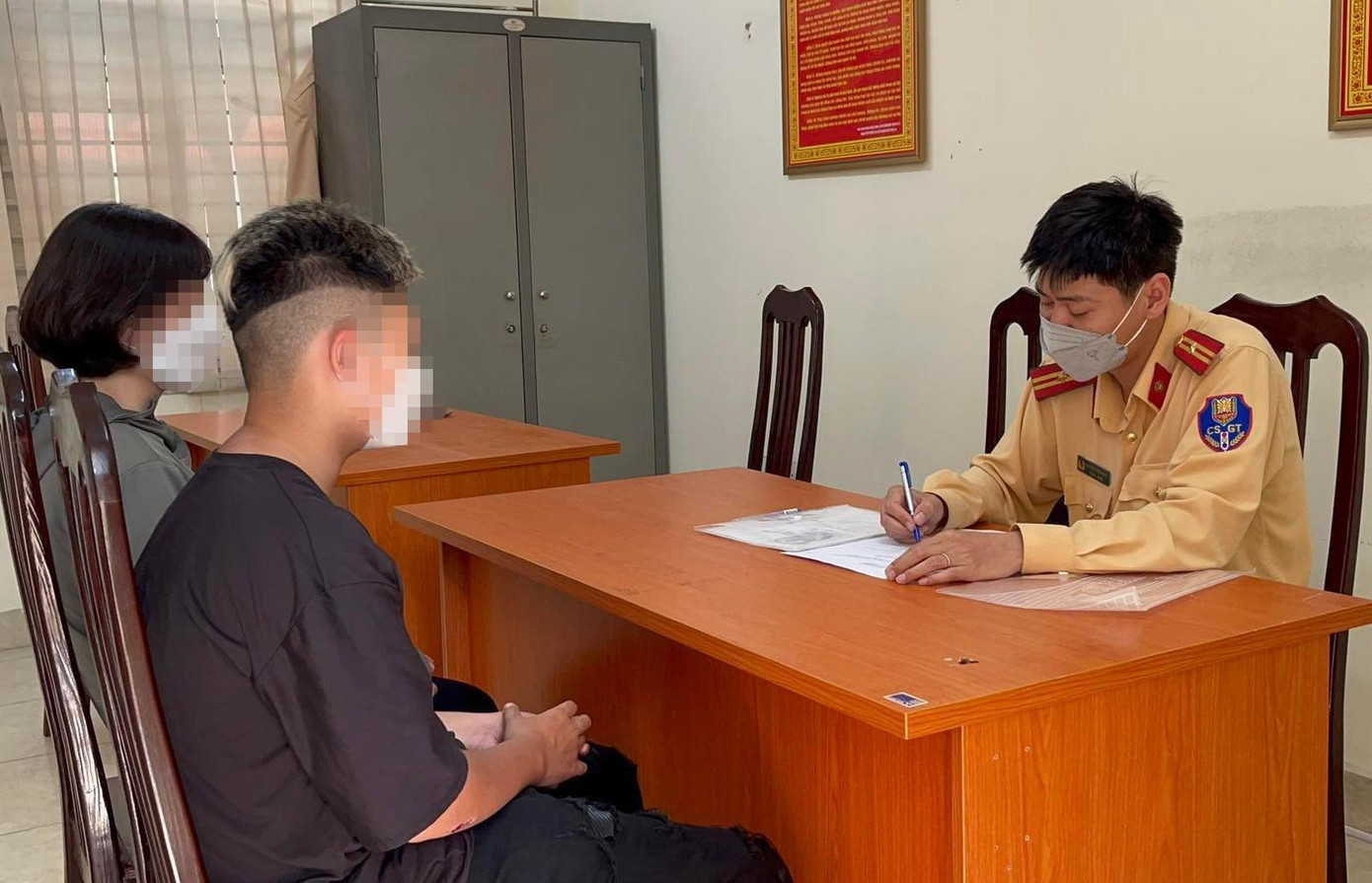 Nam thiếu niên làm việc tại cơ quan chức năng.