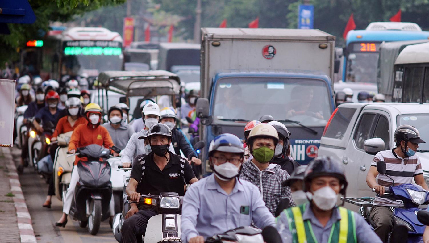 Nhiều người phải mất 10-15p phút mới đi được qua khu vực ùn tắc. Nhiều người phải mất 10-15p phút mới đi được qua khu vực ùn tắc.