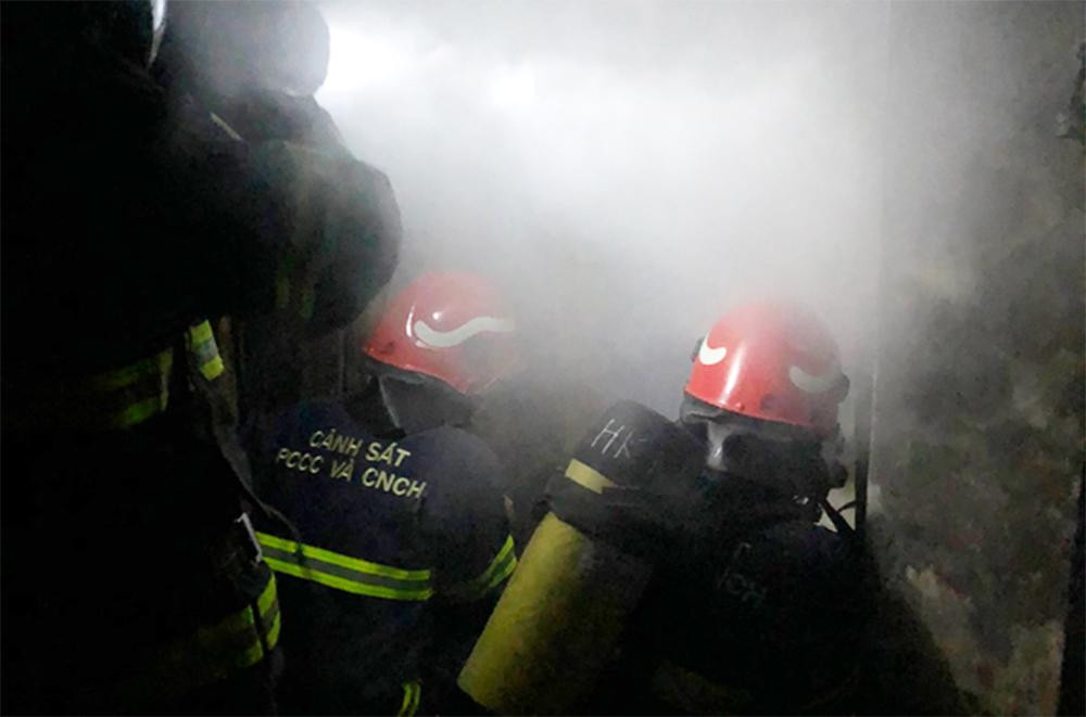 Lực lượng chữa cháy tại hiện trường.