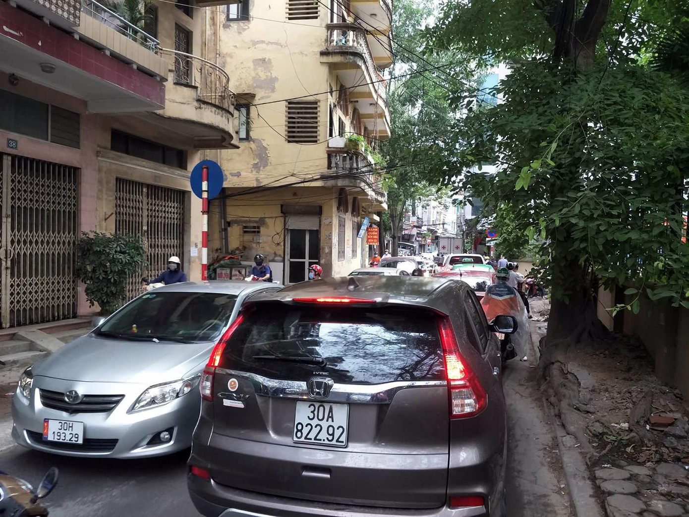 Tuyến đường Giải Phóng ùn tắc khiến nhiều người đi vào ngõ nhỏ nhưng vẫn không thoát ra được. Tuyến đường Giải Phóng ùn tắc khiến nhiều người đi vào ngõ nhỏ nhưng vẫn không thoát ra được.