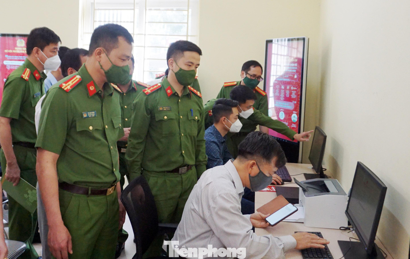 Thượng tá Tô Anh Dũng (trái) cho biết, người dân và doanh nghiệp được hưởng rất nhiều lợi ích từ dịch vụ công. Thượng tá Tô Anh Dũng (trái) cho biết, người dân và doanh nghiệp được hưởng rất nhiều lợi ích từ dịch vụ công.