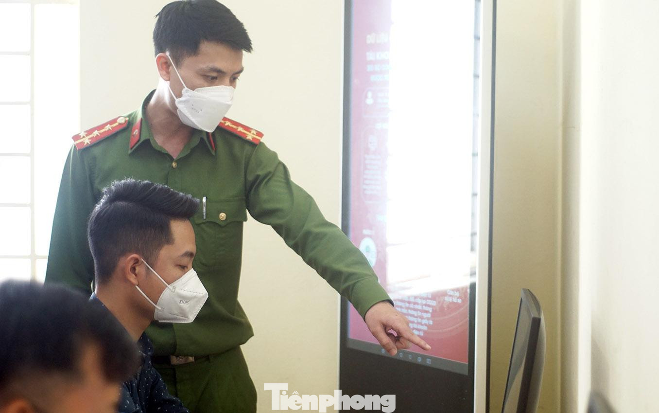 Người dân được hướng dẫn làm thủ tục trên máy tính. Người dân được hướng dẫn làm thủ tục trên máy tính.