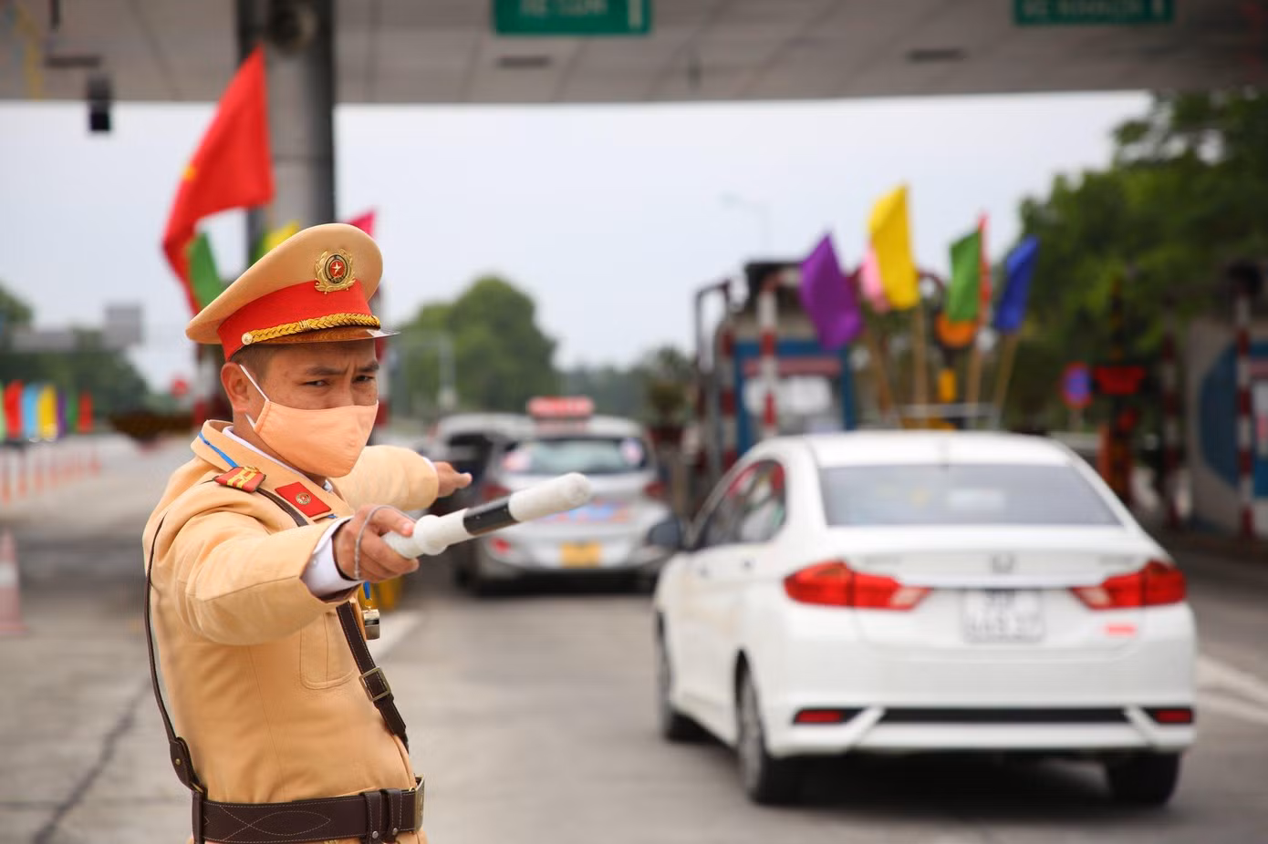 Người dân phản ánh tình hình đi lại, giao thông dịp Tết nên ưu tiên sử dụng tin nhắn để đảm bảo chính xác, an toàn. Người dân phản ánh tình hình đi lại, giao thông dịp Tết nên ưu tiên sử dụng tin nhắn để đảm bảo chính xác, an toàn.