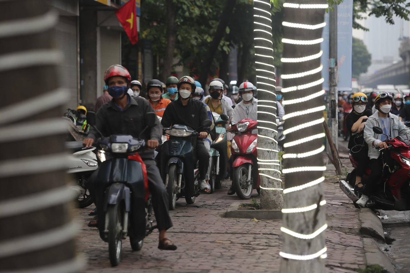 Nhiều người dân lưu thông qua khu vực ngã tư Khuất Duy Tiến - Nguyễn Trãi (Thanh Xuân, Hà Nội) đi lên vỉa hè để qua chỗ ùn tắc. Nhiều người dân lưu thông qua khu vực ngã tư Khuất Duy Tiến - Nguyễn Trãi (Thanh Xuân, Hà Nội) đi lên vỉa hè để qua chỗ ùn tắc.