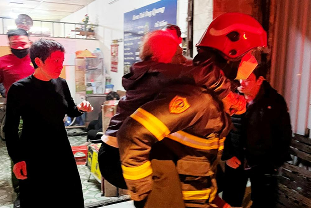 Cảnh sát PCCC&amp;CNCH cõng người dân ra ngoài.