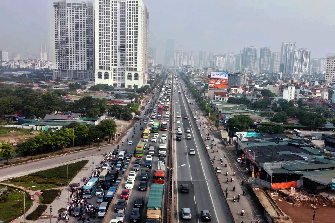 Lượng phương tiện tăng cao trên tuyến đường Vành đai 3 trên cao.